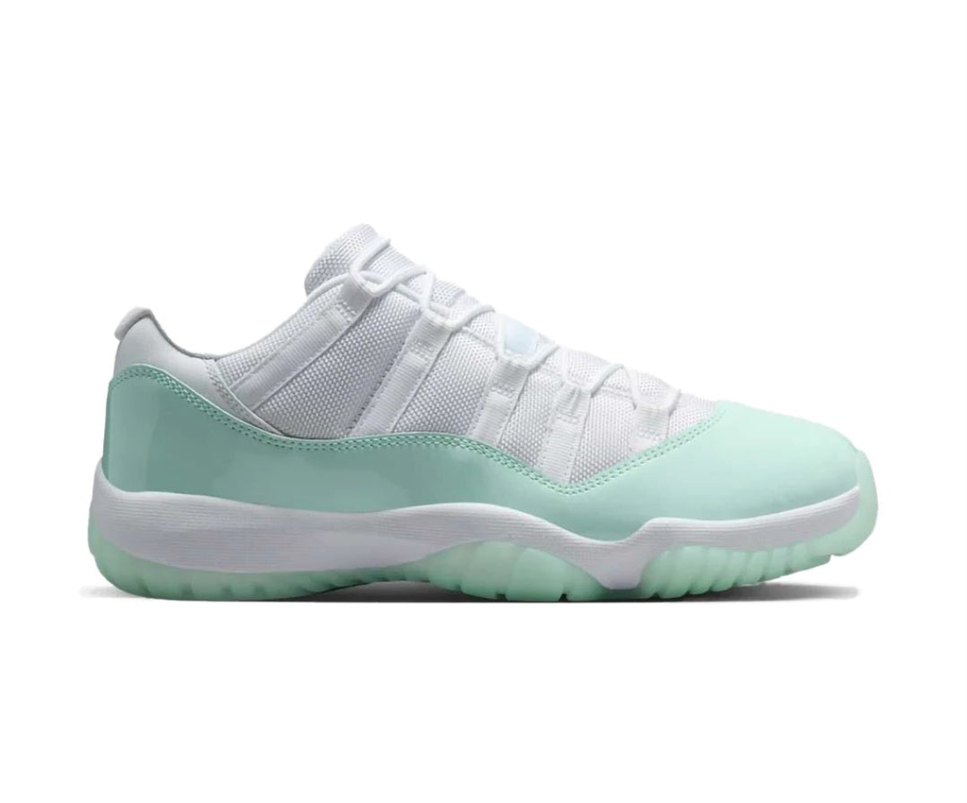 Air Jordan 11 Low WMNS "Igloo"