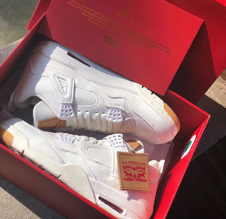 Air Jordan 4 Retro Levi's White (Levi's Tag)