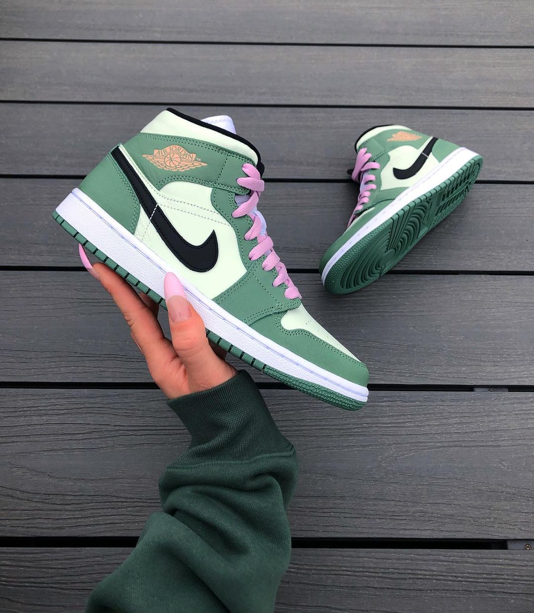 Wmns Air Jordan 1 Mid SE 'Dutch Green'