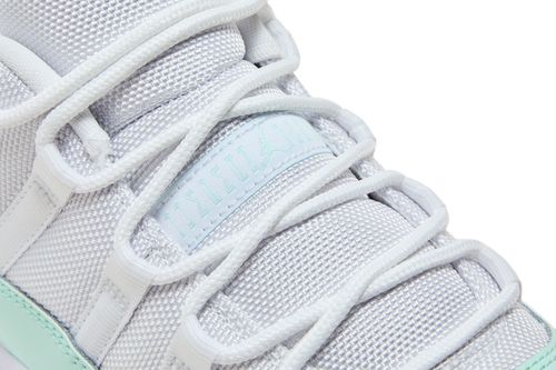 Air Jordan 11 Low WMNS "Igloo"